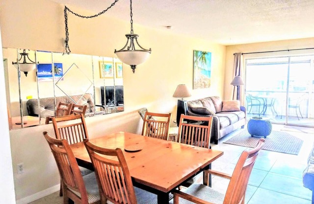 2 Miles to Siesta Key. Updated Condo, King beds. Lg Screened Patio.