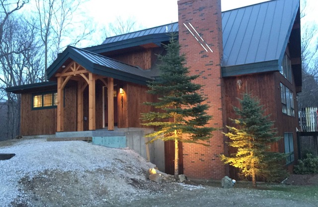 2 miles to ski lifts, 6 BR, 3BA hot tub,yard, AC, grill, lux bedding. CEDARWALK