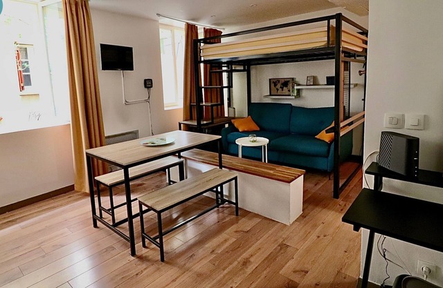 2 min from the RER - Fully equipped studio & garden