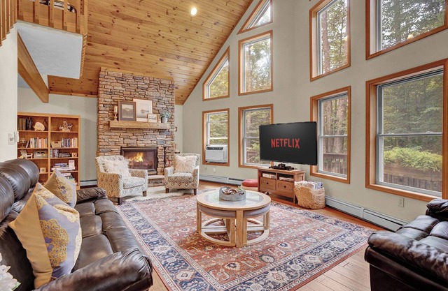 2 min Walk to Lake w/HotTub, Private Sauna, AC, Pets OK! near Hikes & Waterparks