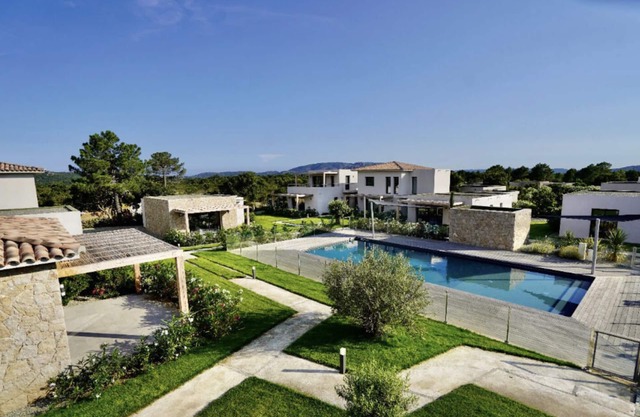 2 mins from the beach! Apartment in new contemporary residence with swimming pool