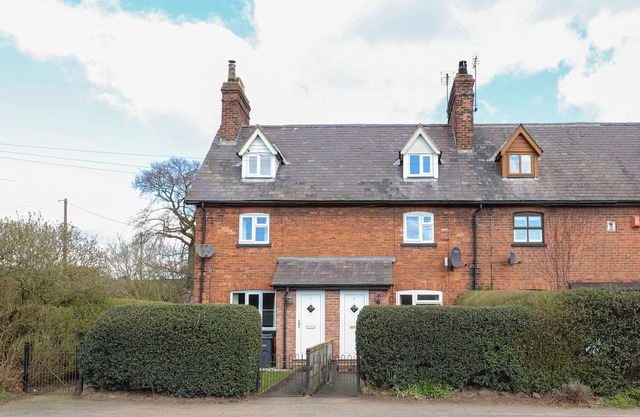 2 ORGANSDALE COTTAGES, pet friendly, with open fire in Kelsall