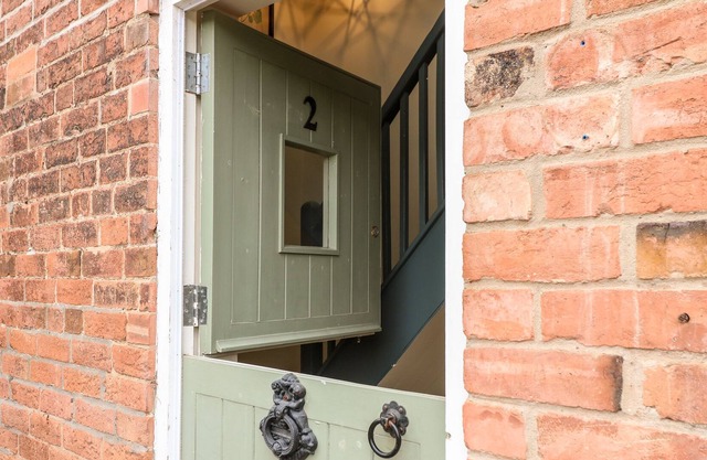 2 PAILING COTTAGES, family friendly, with open fire in Aslockton