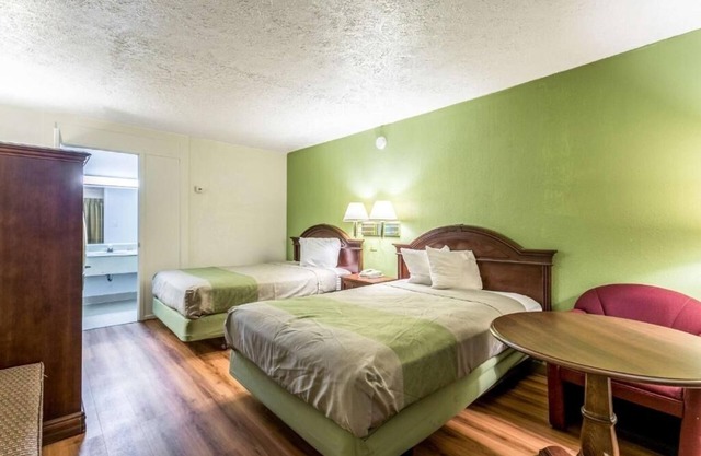 2 Pleasant Rooms for Passing Travelers w/Breakfast & Easy I-95 Access