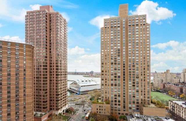 2 Relaxing NYC Rooms Ideal for Families & Sightseeing! Parking Onsite!
