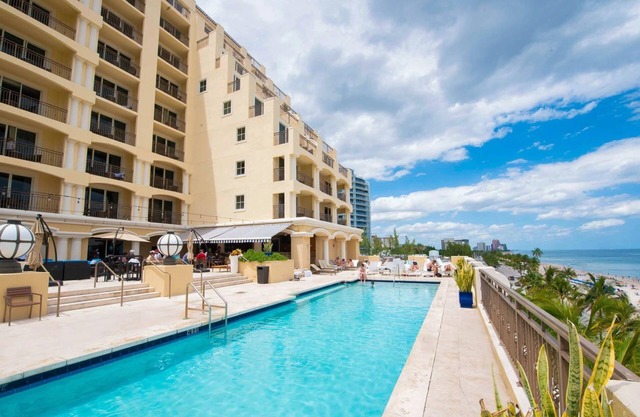 2 Relaxing Units w/Kitchenettes! Outdoor Pool, Minutes to Bahia Mar Marina!
