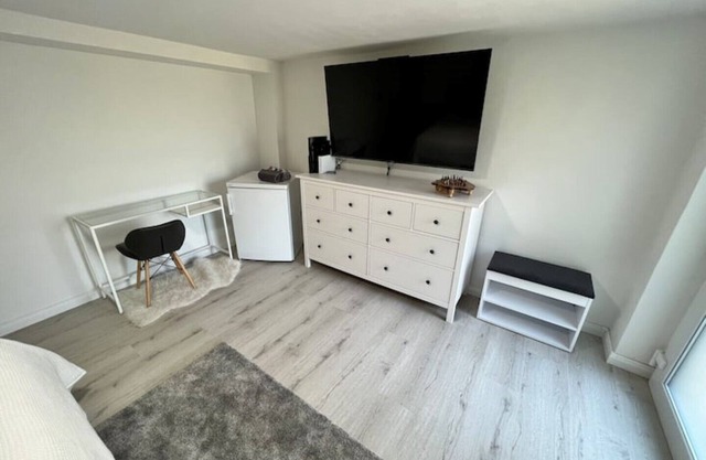 2 room apartment, comfortable, king size bed, TV