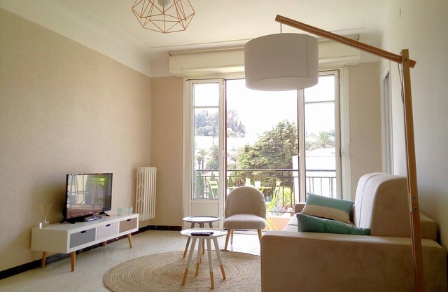 2-room apartment downtown 1 bedroom, sleeps 4 near beaches