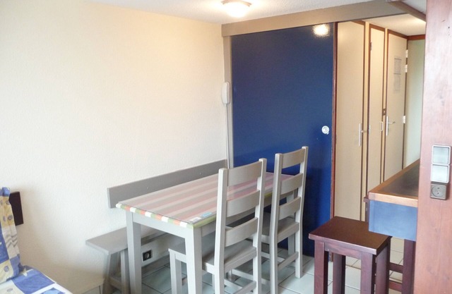 2 roomed apartment for 4 to 5pers, ground garden, stunning sea views, à150m Beach