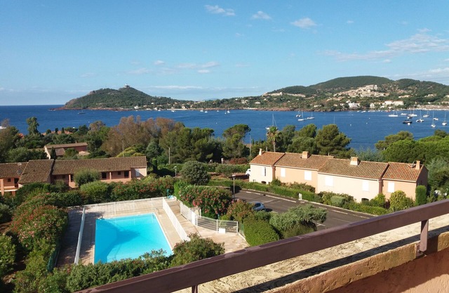 2 rooms, 150 m from the beach, with large terrace with sea views, 4-6 people