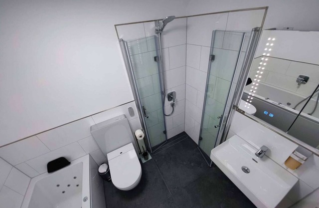 2 Rooms Kitchen Whirlpool Shower-Toilet 75"SAT-TV Terrace Parking for 4+2 Guests