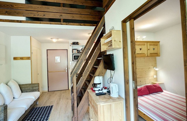 2 Rooms + mezzanine for 6, ski-in/ski-out, wifi, parking