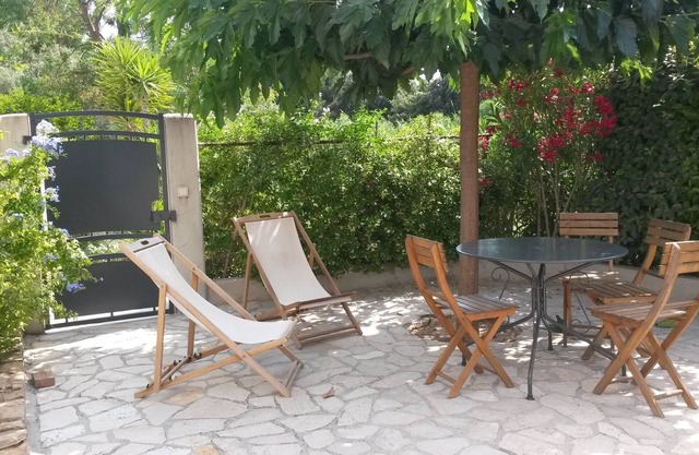 2 rooms on the ground floor, 2.5 km from the sea, very quiet