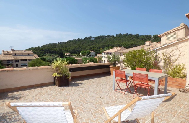 2 rooms with Big terrace of 25m ² in 350M of the Beach