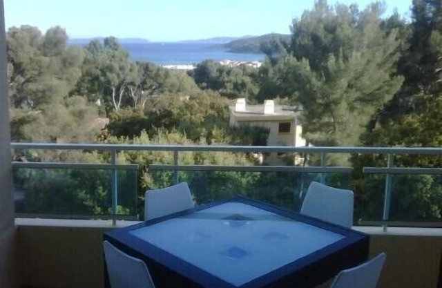 2 rooms with sea view in residence with swimming pools in Bormes les Mimosas.