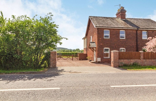2 STANLEY VILLAS, family friendly in Hereford