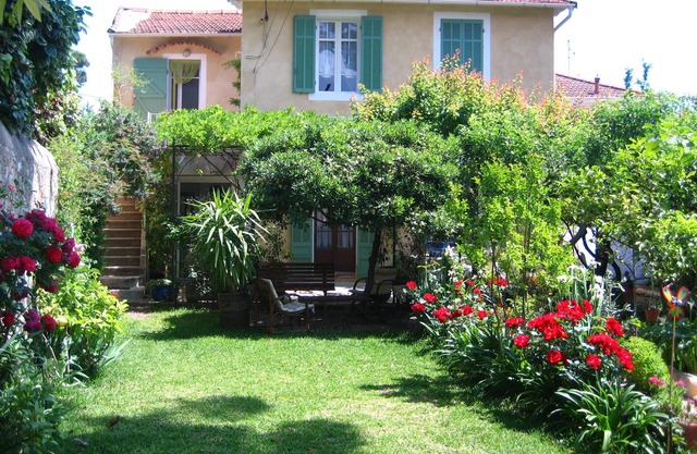 2 steps from the sea apartment 80 m² approx. 3 bedrooms, terrace, floor of villa+garden