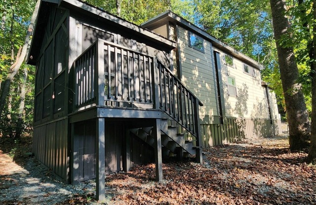 2-story creek side tiny home, dog-friendly, screened in porch, quick walk to pool and playground, sleeps 6.