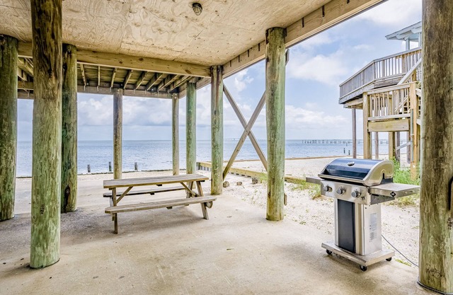 2-story sound front home - incredible bay views, deck, gas grill, outdoor shower