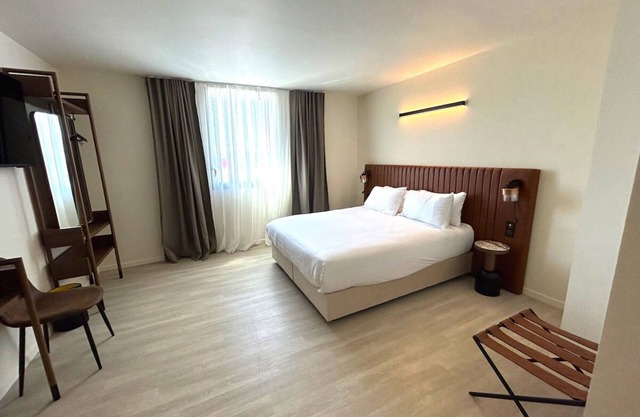 2 Units on Prime Location Near Top Circuits, Close to Local Attractions