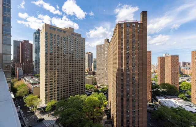 2 Units with 2 Queen Beds at Courtyard New York Manhattan/Upper East Side!