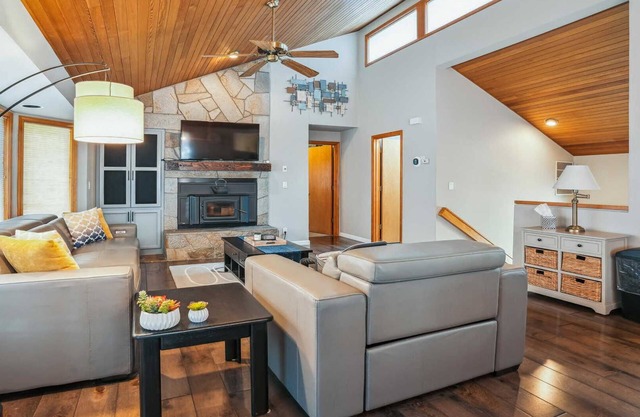 20 Lassen Lane-Sunriver, Oregon: Hot Tub, BBQ, WiFi, SHARC Aquatics, Tubing Hill, Mt. Bachelor, Golf, Deschutes River, Tennis, Bike Paths