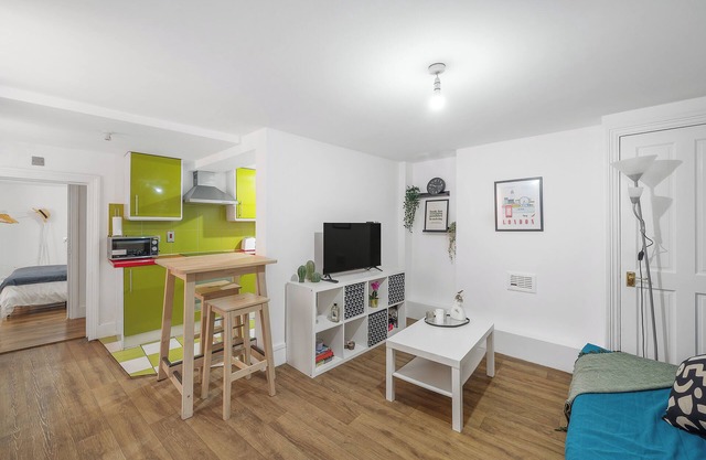 20 min from London centre| 2 bedrooms w/ensuite baths, kitchen & living room.
