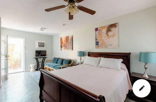 20 minutes from downtown San Diego.Large clean quiet secured studio.Near 54H 125