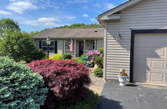 20 minutes from Penn State! Private entrance, cozy living space.
