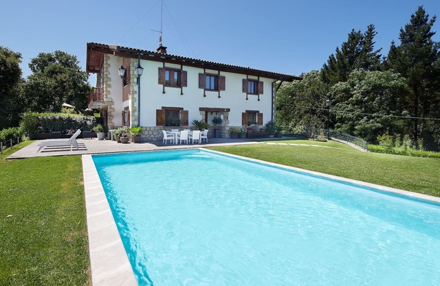20 minutes from San Sebastian, 1 hour from Bilbao. 5 km from France. Bay views.
