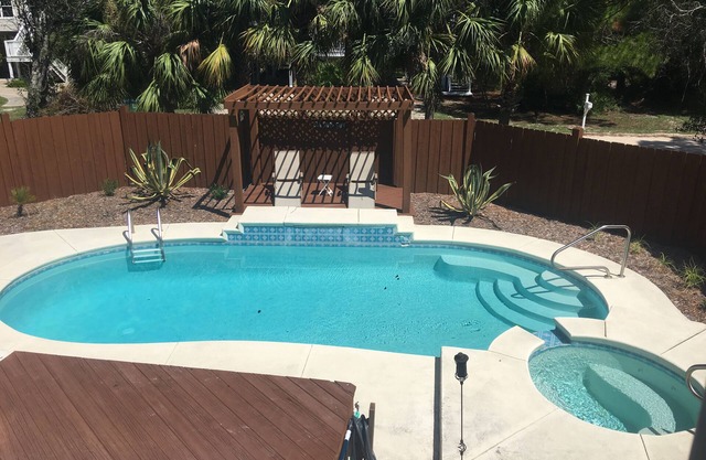20% OFF NOV, Dog Friendly, POOL, w/Fenced Yard, Bay and Beach Access!