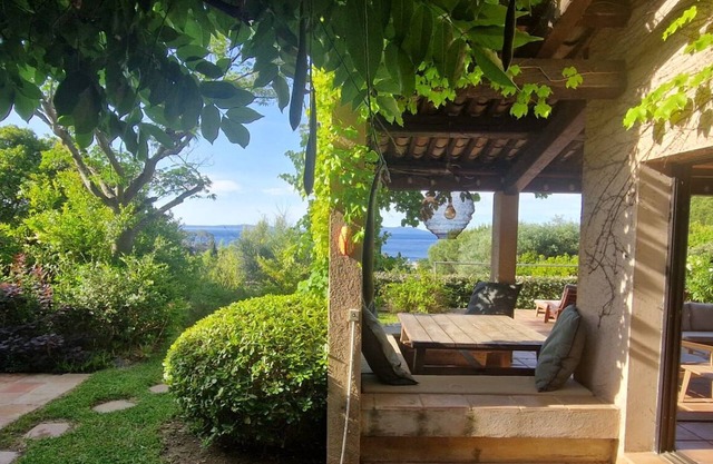 200 meters from Aiguebelle beach -superb view of the islands- private Jacuzzi