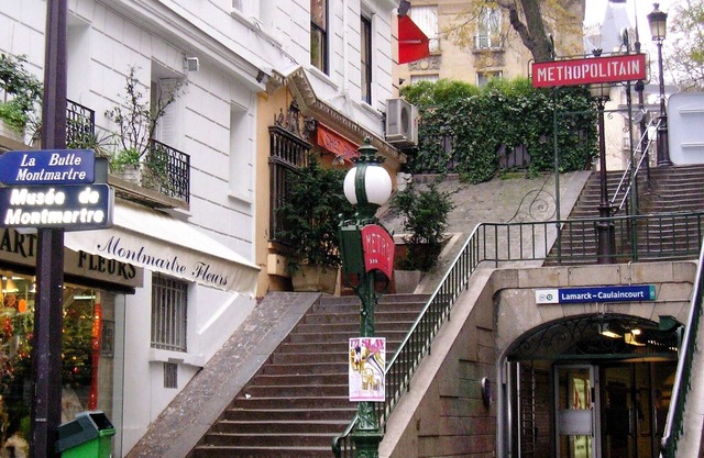 200 meters from Lamarck metro station. Very pleasant 2-room apartment with terrace.
