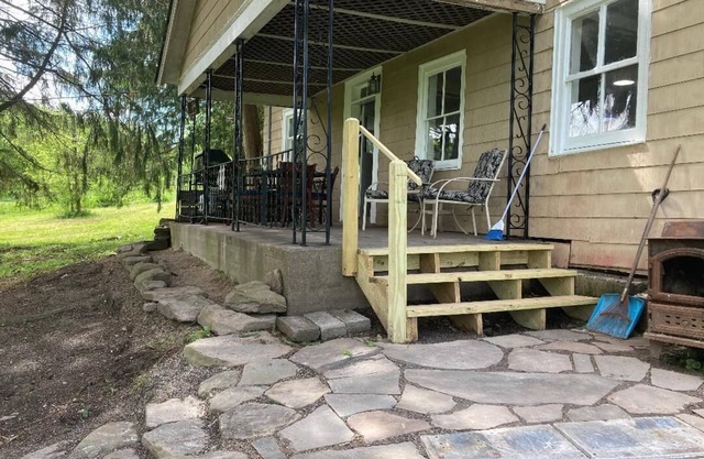 200 Year Old Farmhouse on Private 8 Acre Laken Pet Friendly.