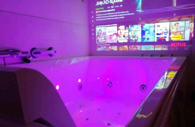 🏠 2005🔥 Double Jacuzzi 🛁appart Cosy 🚊 Tram à 50m
