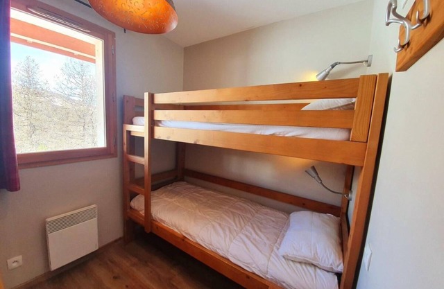 200m from shops, 4th floor, swimming pool, balcony, parking, tv, ski locker, 50m², Vars