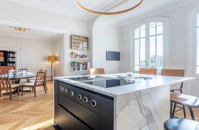 200M2 LUXURY ON AV.de la BOURDONNAIS WITH TERRACE, TAILORED TO HIGHEST STANDARDS