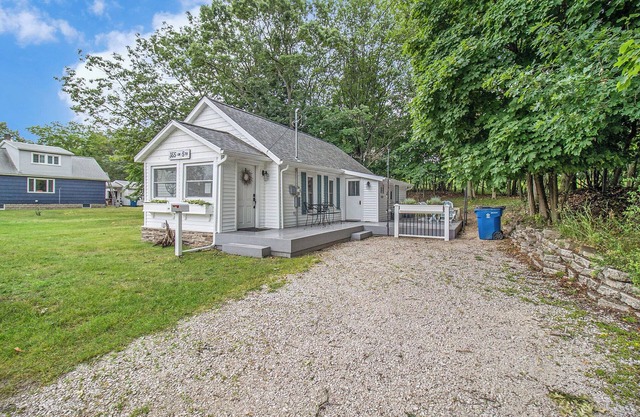 2024 Remodel! Updated Cottage near Beach and Park