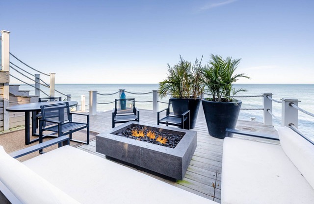(2025 Open!) LAKEFRONT HOME WITH PRIVATE HOT TUB!