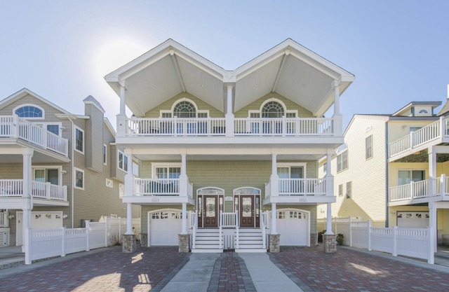 2025 PARADISE FOUND! PRIVATE ELEVATOR - FAMILIES ONLY - NO SMOKING - NO PETS