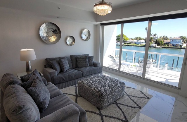 204, Water View-Clearwater Bch in 6 min, Pool/Gym