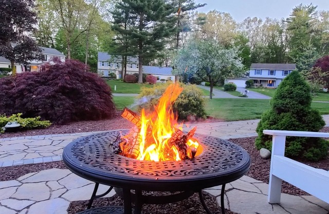 20minutes to Saratoga track, 3mi to highway. Pet friendly. Avaiable til end Aug.
