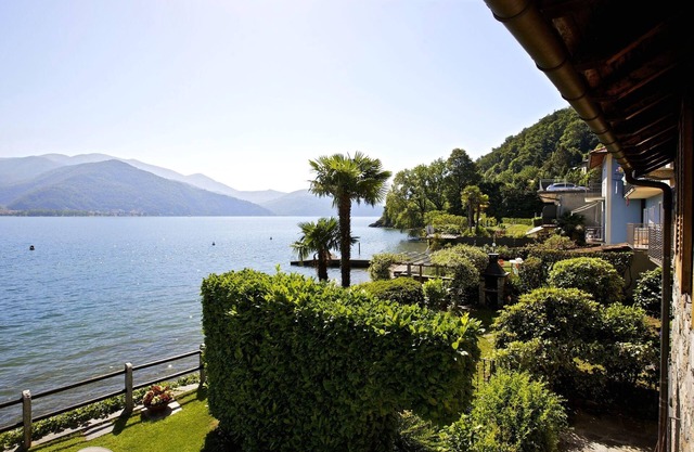 2½-room-rustico with large terrace in a quiet and sunny location directly on the beach