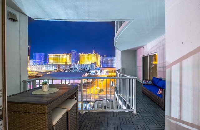 2100 SqFt Penthouse Suite W- Strip Views! POOL GYM