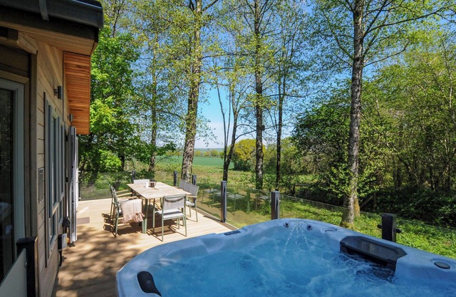23 MEADOW RETREAT, pet friendly, with hot tub in Dobwalls