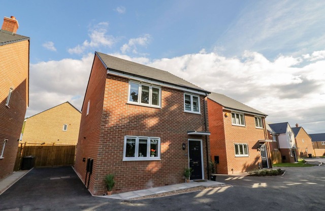 23 MOAT HOUSE CLOSE, family friendly, with a garden in Bedworth