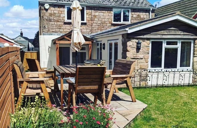24 at St Johns - Dog-Friendly Rural Cottage with Private Hot tub