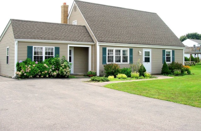 24 Davisville Lane - Eastward Look - Narragansett