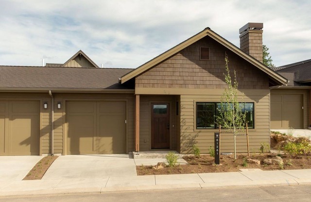 24-hr staff ~ resort pool ~ garage ~ wifi ~ W/D ~ fireplace ~ concert shuttle 🎵