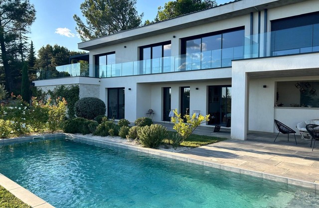 240m2 house, swimming pool, exceptional view of the Luberon and Alpilles mountains